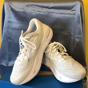 Brooks Ghost Max 7.5 W LIKE NEW white
